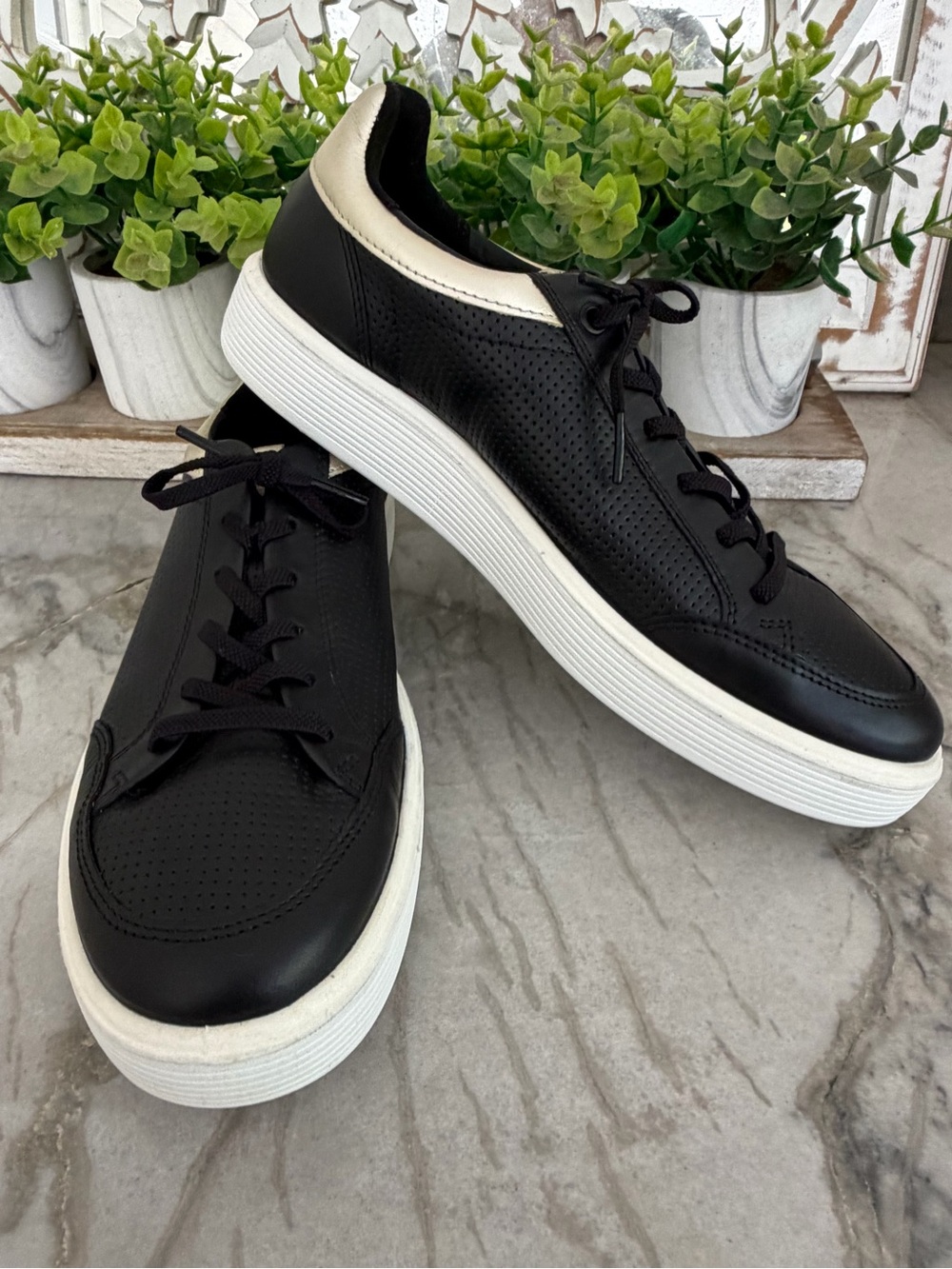 Women’s ECCO Black and Gold Leather 60 Court Sneakers Shoe NEW Paid $175.00